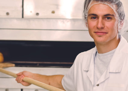 Bäcker-Konditor-Confiseur bei der Arbeit Bäcker-Konditor-Confiseur bei der Arbeit